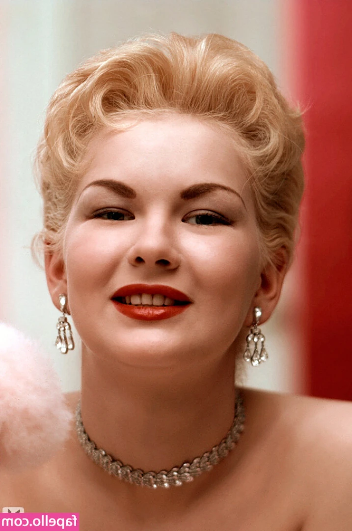 Janet Pilgrim [ janet-pilgrim ] - Who wants to get sandy on the beach with me