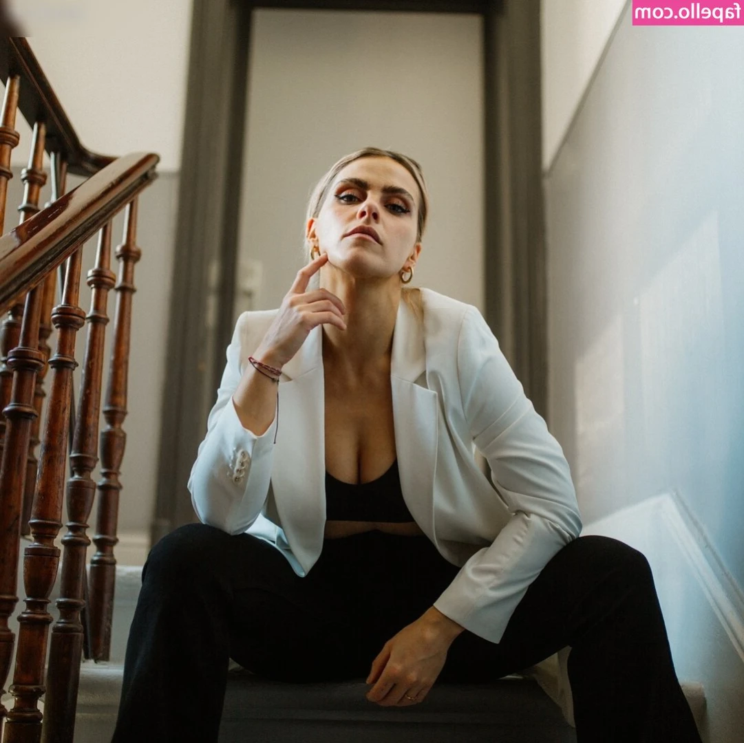 Sarah Mangione [ sarah-mangione ] - Hello 🖤