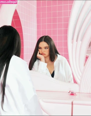 Megan Stalter [ megan-stalter ] - Happy New Year Guys!🐷🍀🎄❄️☃️🤘💋😍