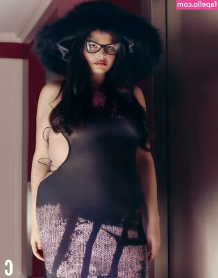 Megan Stalter [ megan-stalter ] - Happy Friday  Here s a little teaser of what s in your DMs today   so