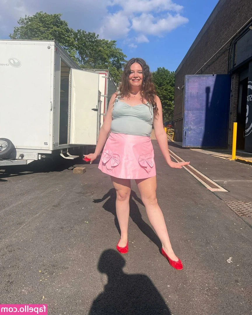 Megan Stalter [ megan-stalter ] - fuck it.. girls be talkin bout suns out buns out i'm talkin bout