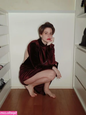 Stephanie Lourenço [ stephanie-lourenc-o ] - What do you think my best feature is  let s see if your answer