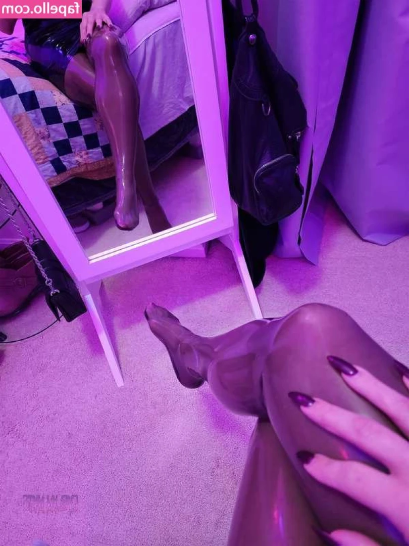 Evelyn Nyte [ evelyn-nyte ] - Also cumming this week! Watch me blow my roommate and swallow every