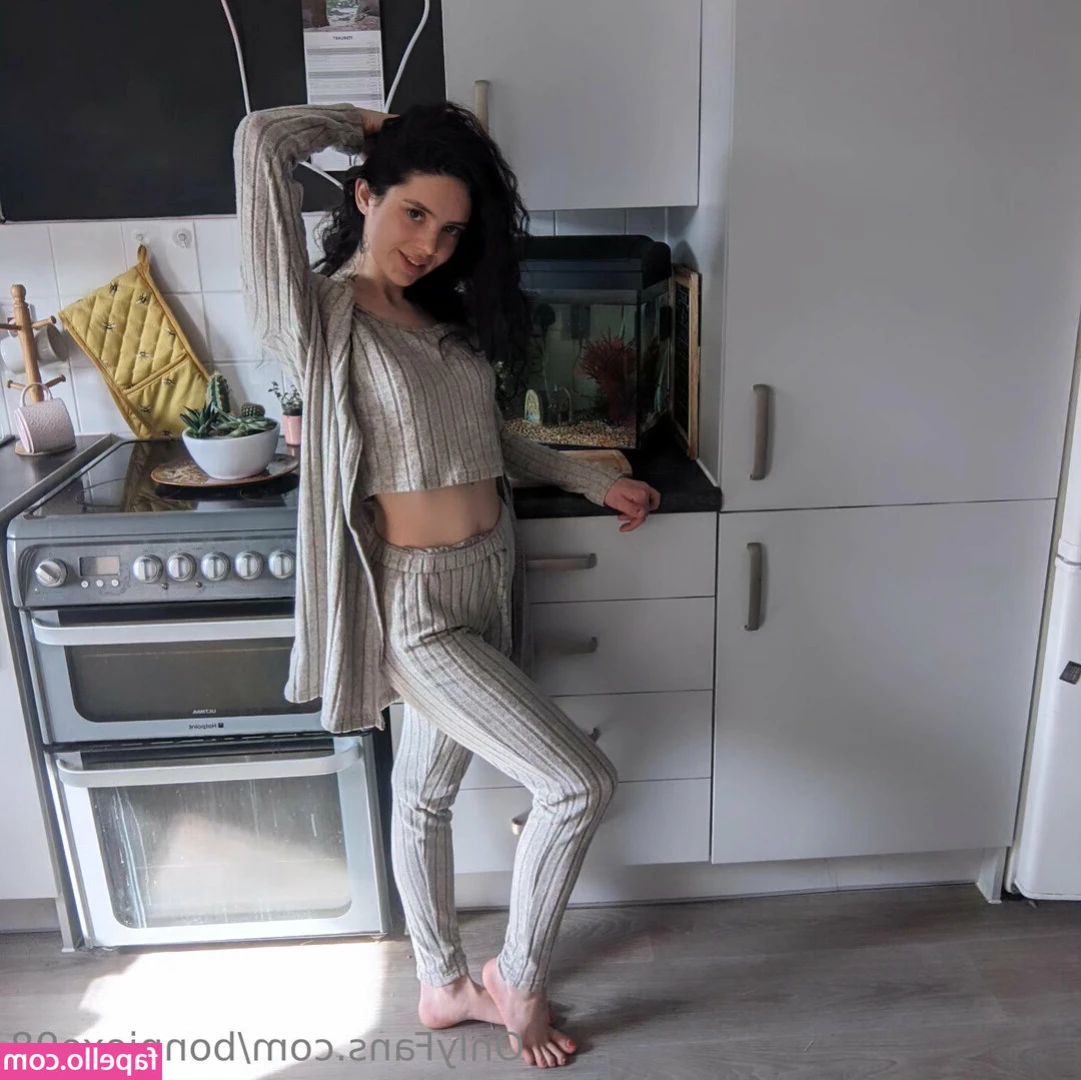 Bonniexo98 - Mmm open wide and get on your knees to worship this big ass. Leave