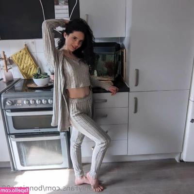 Bonniexo98 - Mmm open wide and get on your knees to worship this big ass. Leave