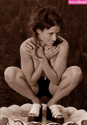 Shawnee Smith [ shawnee-smith ] - Boobies in and out of red bodysuit