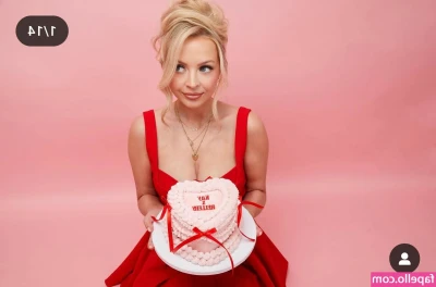 Kaylee Dudley [ kaylee-dudley ] - Why rock around the Christmas tree when you can casually lunge around