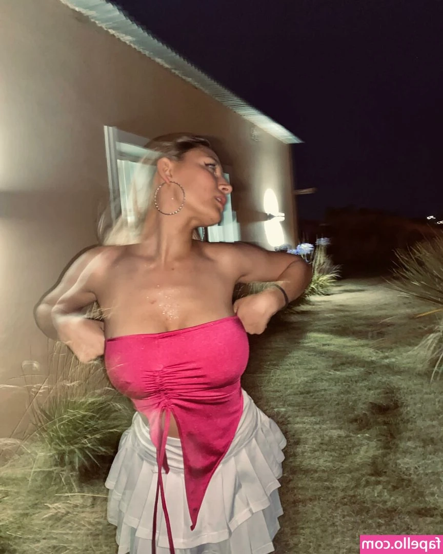 celee.roldan [ celee-roldan ] - tits or ass?🍑💦