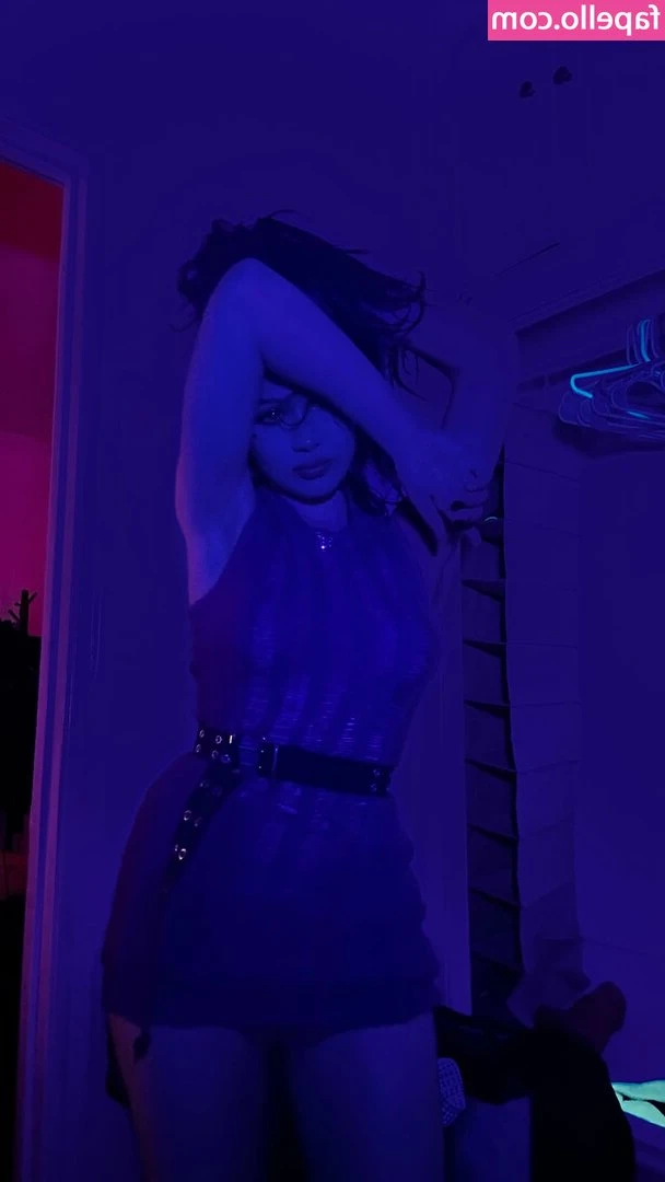 Sophie Giannamore [ sophie-giannamore ] - Feeling the summer heat, but this pool’s got me coolin’ off just