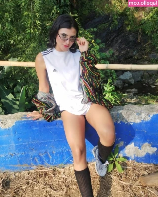 Emmiily_z [ emmiily-z ] - HOLO spread folder was shot last night! Features lots of up close and