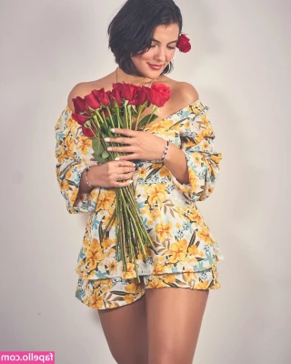 Emmiily_z [ emmiily-z ] - Should I start doing live shows ? 🤔