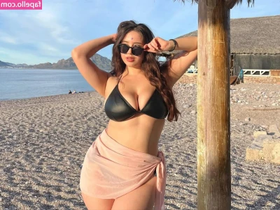 Valeria Lapizco [ valeria-lapizco ] - Should I spread them for you?