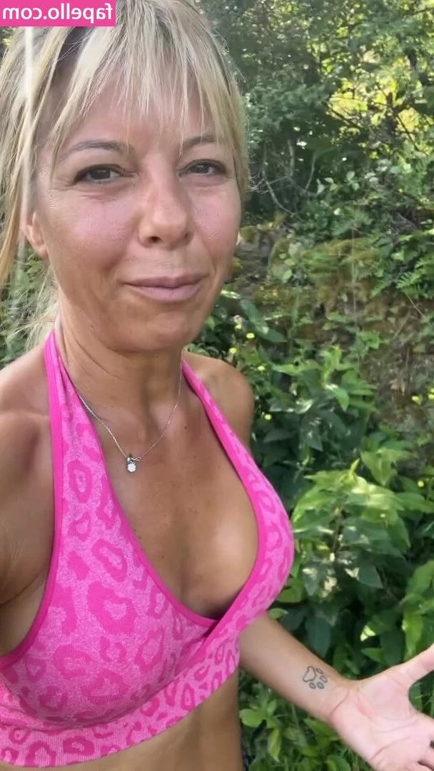 Babs Kijewski [ babs-kijewski ] - Should I move my arm??