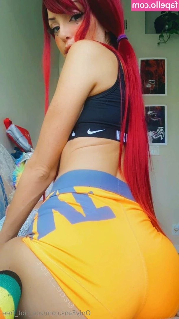 zoe_riot_free [ zoe-riot-free ] - What word or action do you associate with pleasure?😚🥵