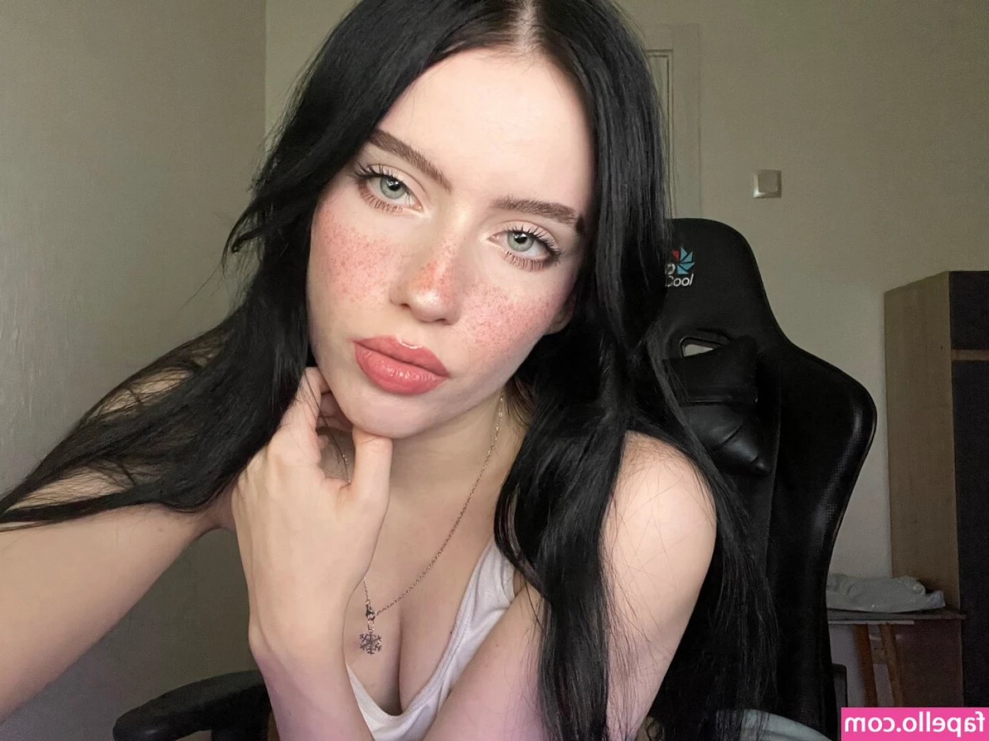 Irina Minkina [ irina-minkina ] - Watching, uh, porn in the background 😅 yep that's what that is