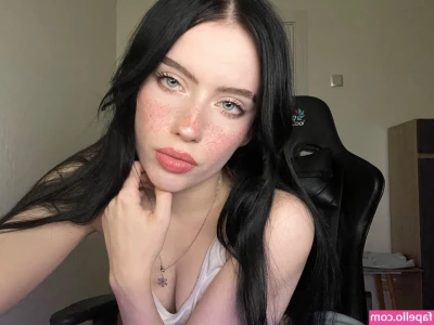 Irina Minkina [ irina-minkina ] - Watching, uh, porn in the background 😅 yep that's what that is