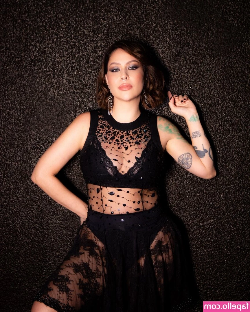Pitty - Here s a close up boob shaking video in my green lingerie   you re
