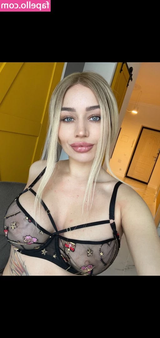 Alice redlips [ alice-redlips-1 ] - Do you like cake    Mine needs some frosting  can you help