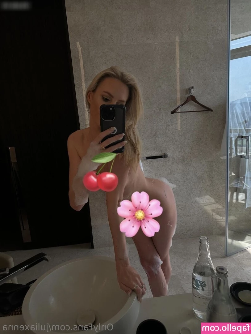 Julia Chavanne [ julia-chavanne ] - Festive JOI video is being posted later today! 🎄 who’s excited