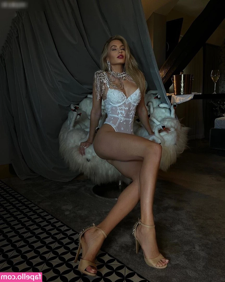 Julia Chavanne [ julia-chavanne ] - A touch of hotness! ✈️🔥