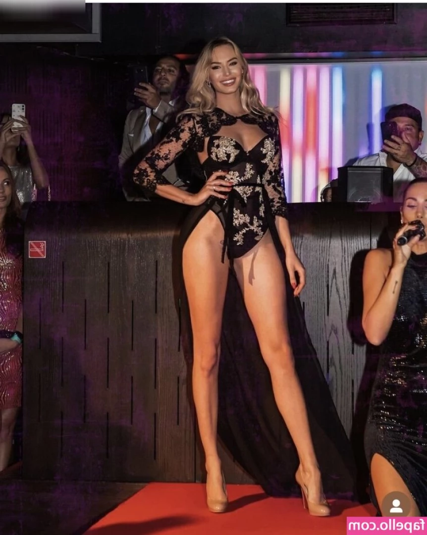 Julia Chavanne [ julia-chavanne ] - A lil feet striptease