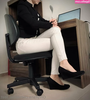 lizzie_feet [ lizzie-feet ] - Oops someone's getting naughty at work! 😏 Tip in if you'd like the