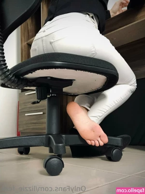 lizzie_feet [ lizzie-feet ] - Gooood morning boys how are we all today  Xxx