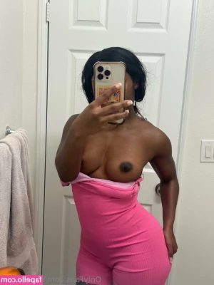 ebonybutts - I ve been having so much fun camming   I m live now   and I have my