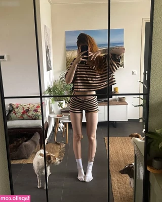 Leonie Busse [ leonie-busse ] - I wanna be naughty so bad  maybe the beautiful women I m talking to