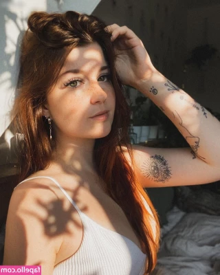 Leonie Busse [ leonie-busse ] - A milf like me would wear you out all night long