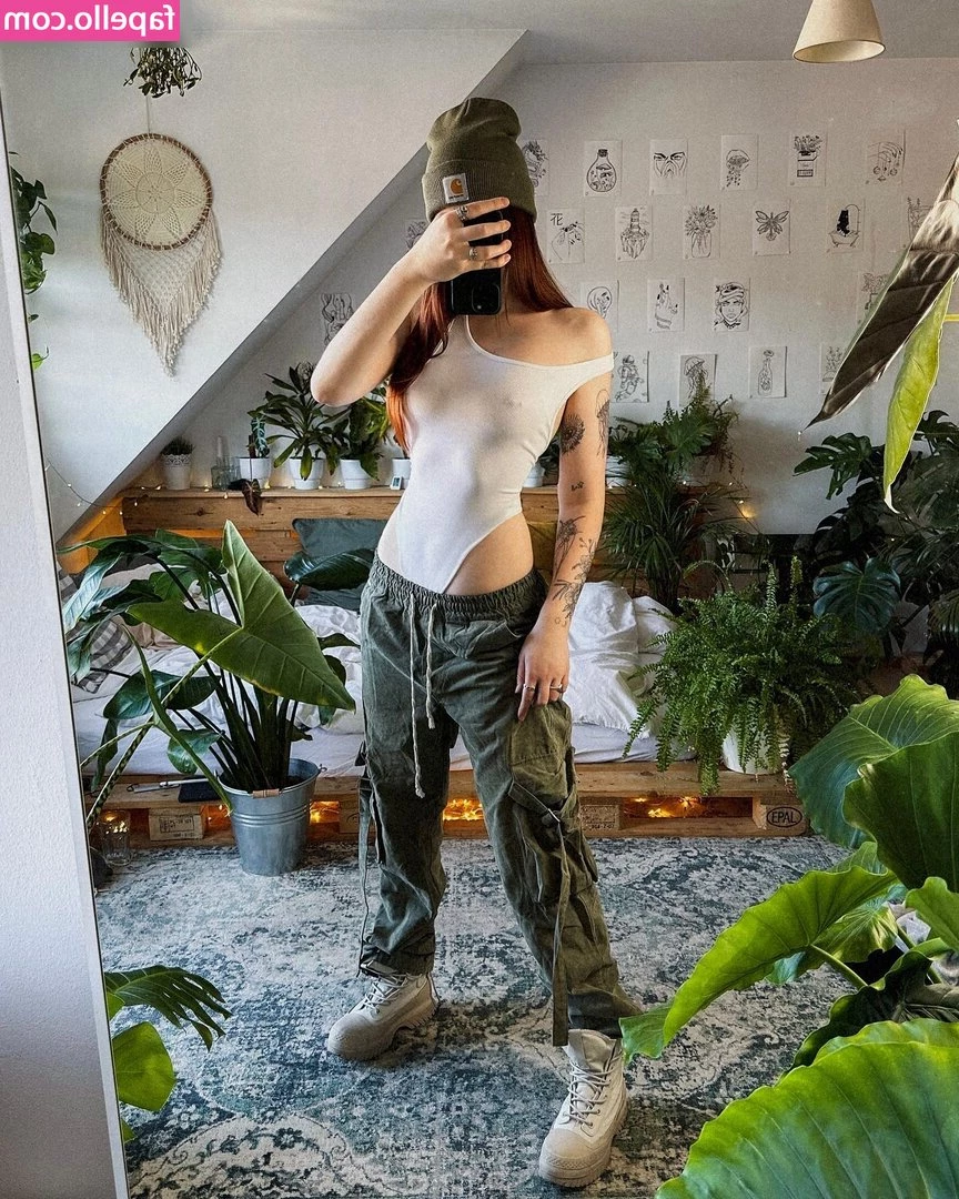 Leonie Busse [ leonie-busse ] - Shaven or unshaven