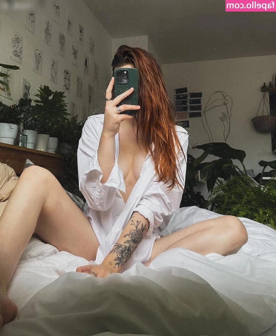 Leonie Busse [ leonie-busse ] - My boobs are like a pillow so I love to wrinkle them