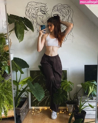 Leonie Busse [ leonie-busse ] - Feeling myself today 😉 50$ for the video and pics 😊