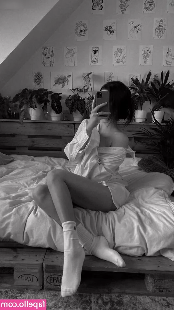 Leonie Busse [ leonie-busse ] - Waiting for u in bed like this