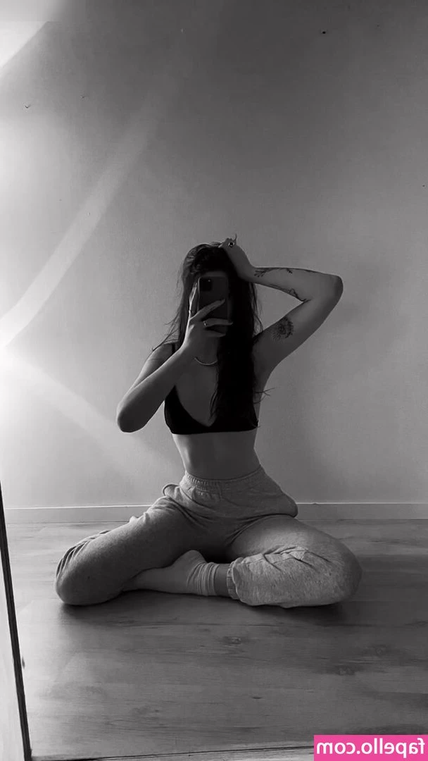 Leonie Busse [ leonie-busse ] - My pussy is so fucking wet right now💦👅Message me and lets cum