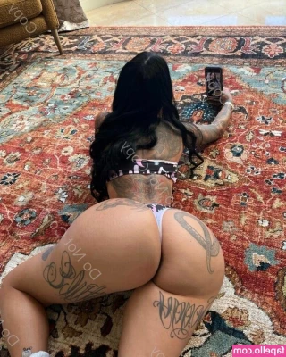 brittanya [ brittanya-1 ] - Pick a hole