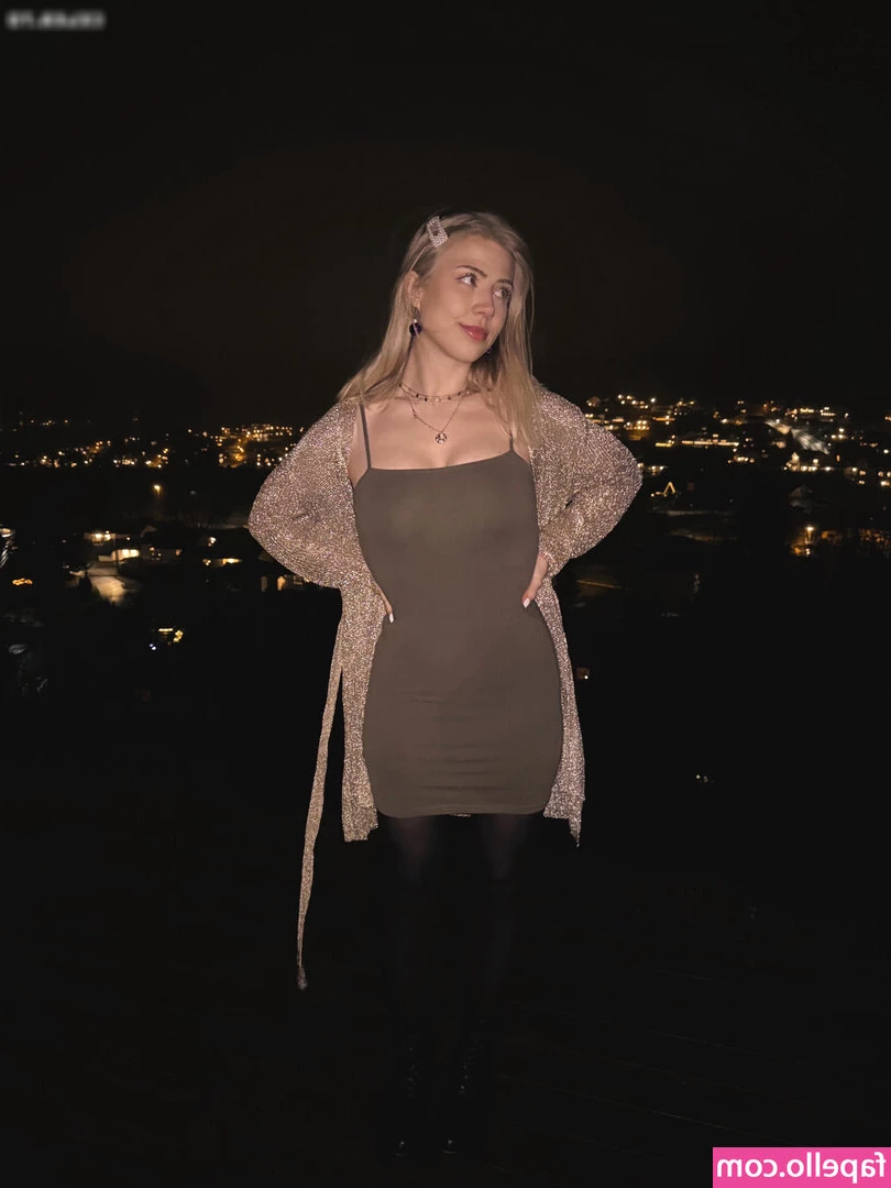 Maji - Time for you to worship some pantyhose booty and cameltoe!!!🍑