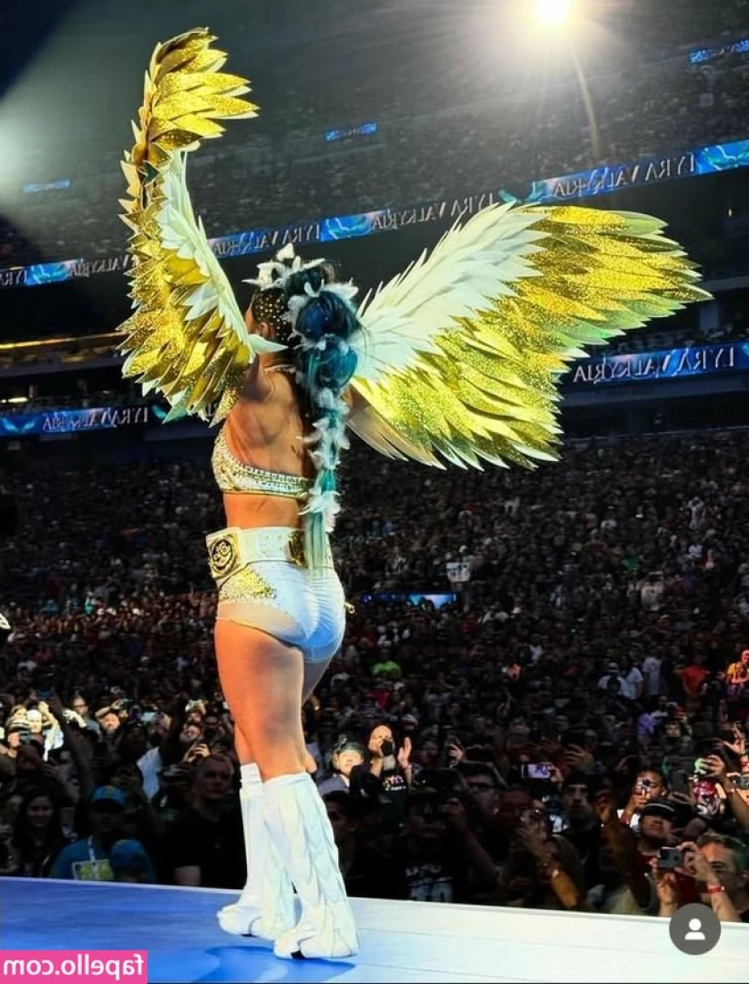 Lyra Valkyria [ lyra-valkyria ] - Getting ready for work. Can you guess what I do as a living besides