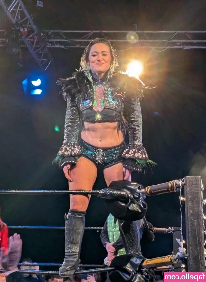 Lyra Valkyria [ lyra-valkyria ] - Wanna squeeze in between these thighs? 💦  Which pic is making you