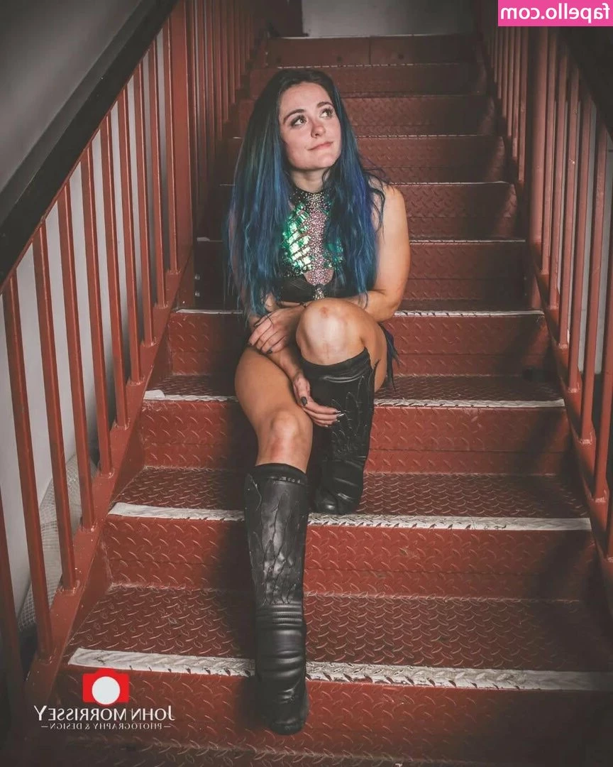 Lyra Valkyria [ lyra-valkyria ] - hey hey , guys today is for Christmas who wants one gift from me ??