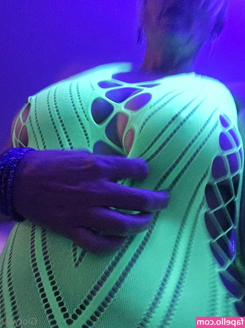 glory4u - Taking more pictures tonight