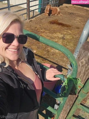 glory4u - Chi vuole questo bel cazzone barzotto   Vorrei una bocca calda che lo