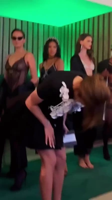  [ jennifer-lopez ] - I found some more feet pics. Who likes soles?