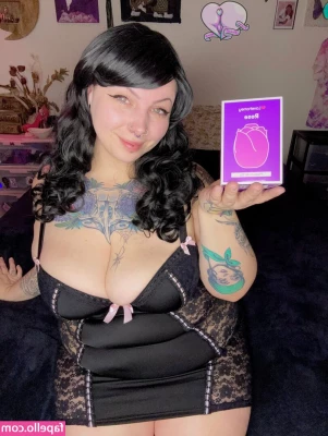 sugarsweetmeatpie [ sugarsweetmeatpie-3 ] - Happy hump day 💙🙏🏽