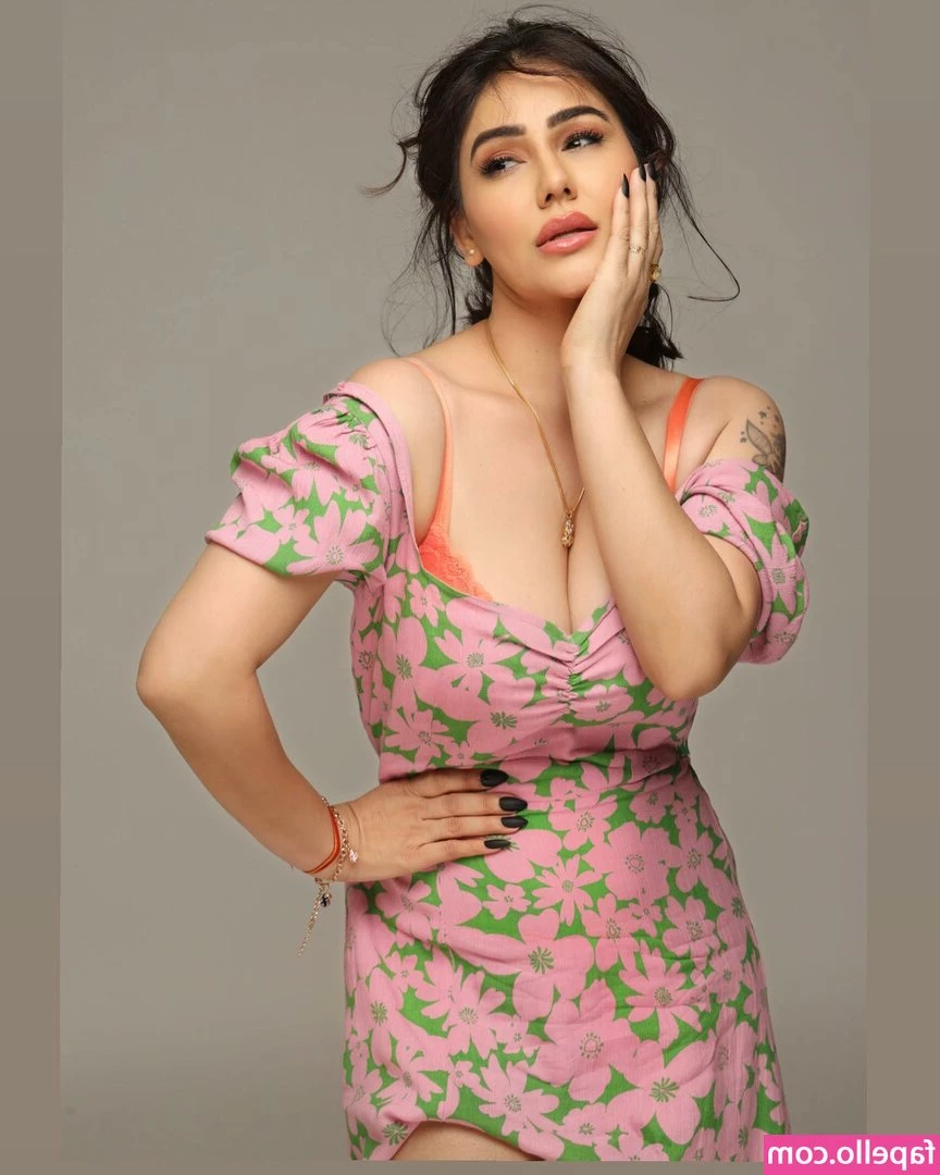 Kangna Sharma [ kangna-sharma ] - Some freshly squeeze juice with a side of cake! ❤️ I was really