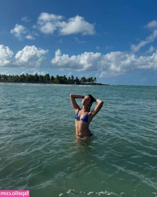 Livia Inhudes [ livia-inhudes ] - I m melting from the heat