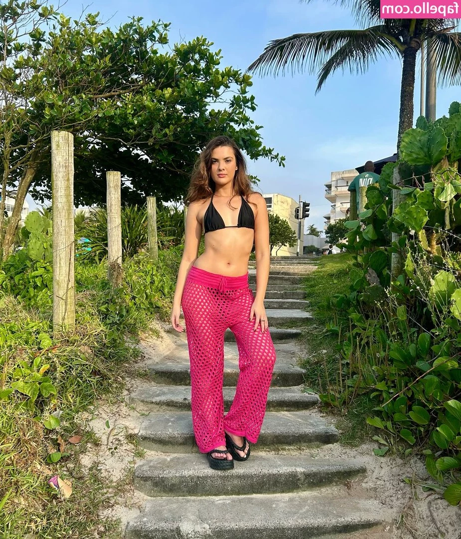 Livia Inhudes [ livia-inhudes ] - Getting ready to go out  Can you keep me company