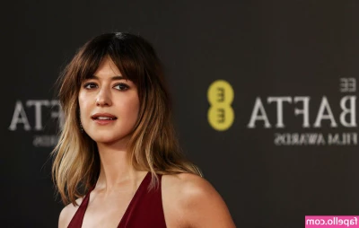 Daisy Edgar-Jones [ daisy-edgar-jones ] - Flashing on the beach  Sometimes a little devil is inside me