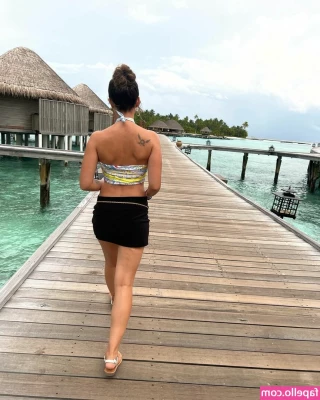 Laure Valée [ laure-valee ] - Don’t you just want to Titty fuck me? Send me the 💋 emoji to let