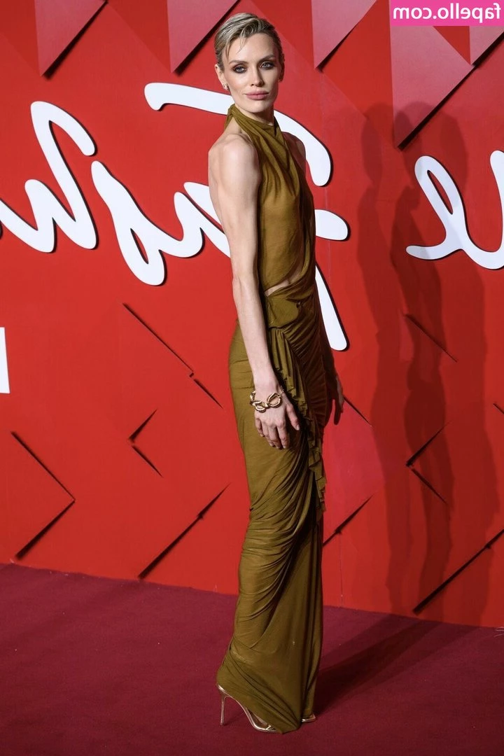 Wallis Day [ wallis-day ] - Noches de lluvia  yo veo pelis y como a morir   Ustedes